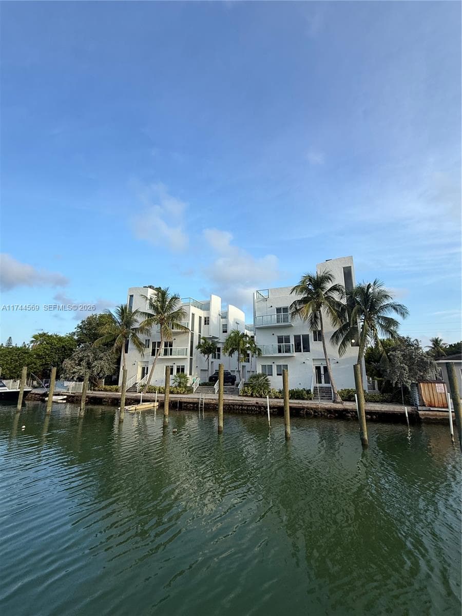 1985 Calais # 3, Miami Beach FL 33141