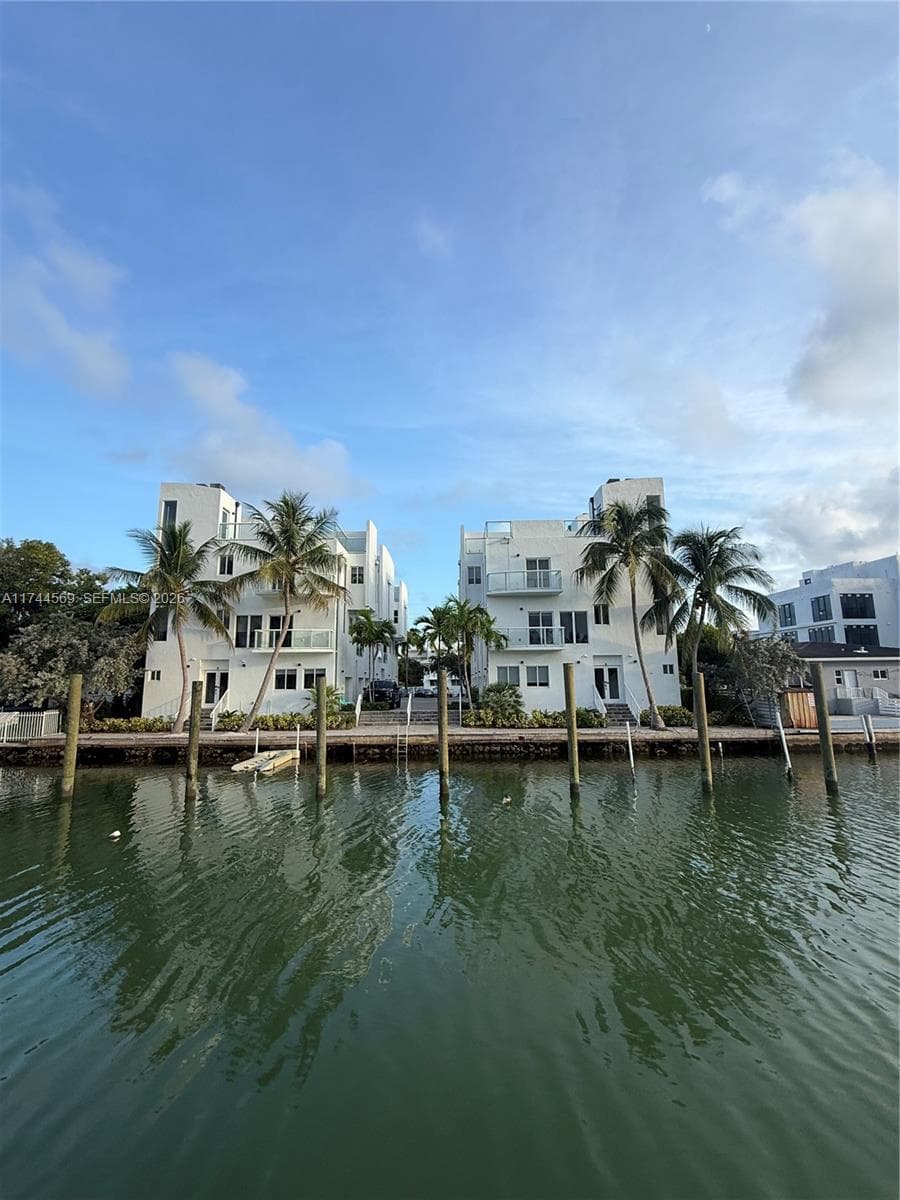 1985 Calais # 3, Miami Beach FL 33141
