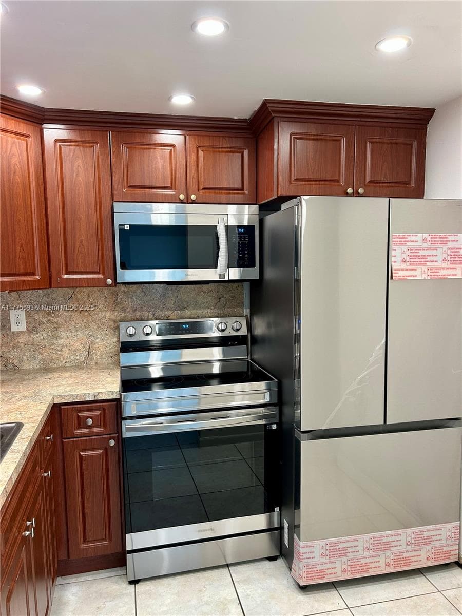 484 NW 165th St Rd # 316, Miami FL 33169