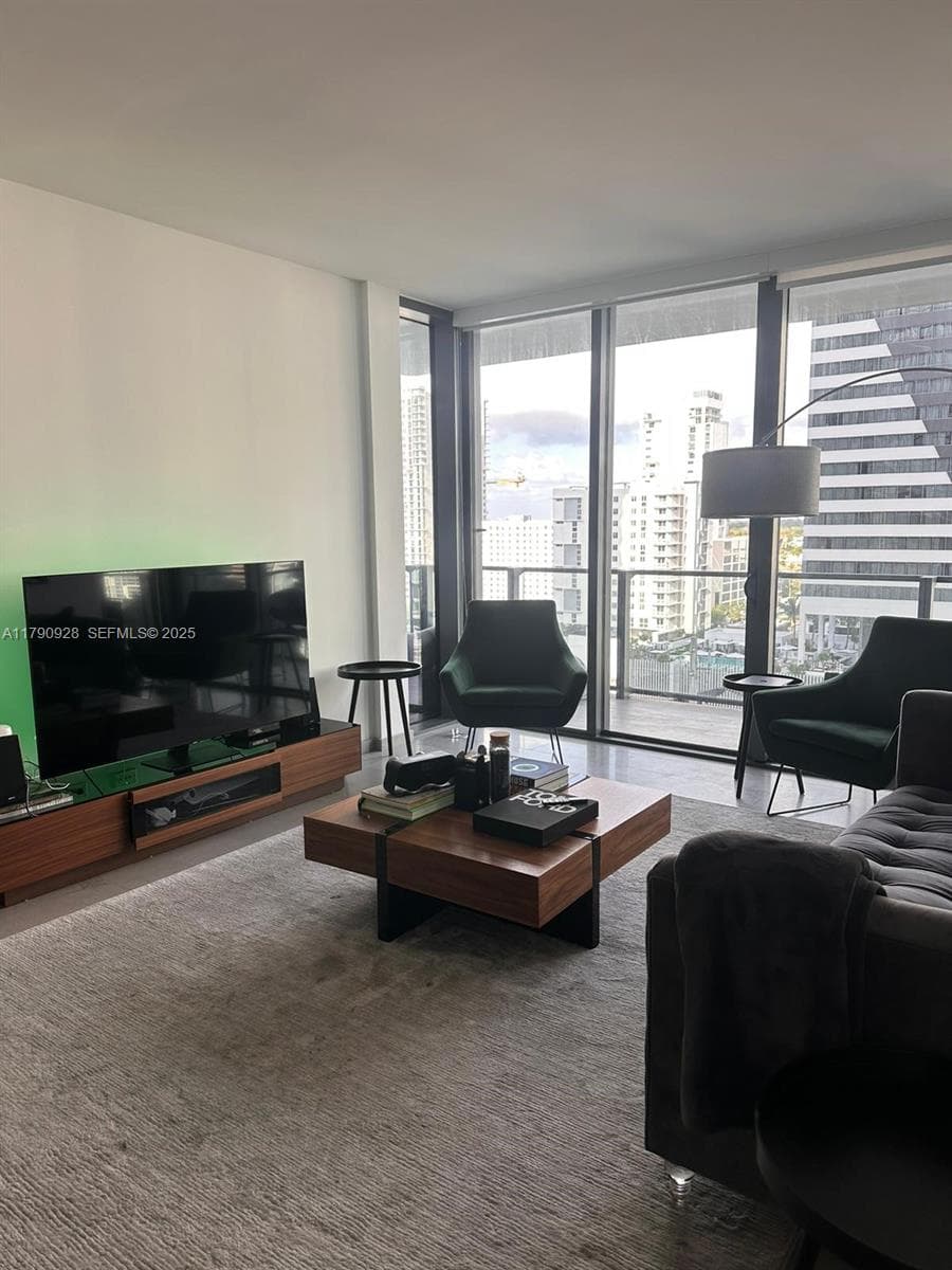 88 SW 7th St # 810, Miami FL 33130