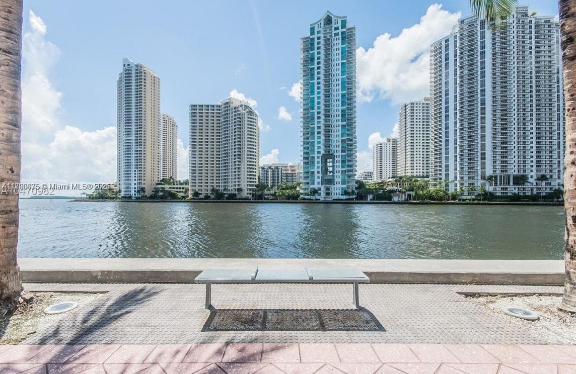325 S Biscayne Blvd # 3822, Miami FL 33131