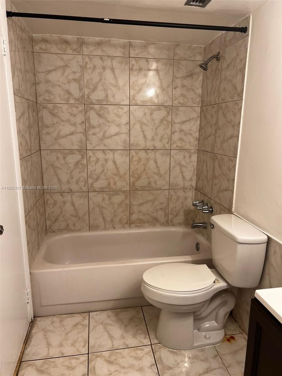 498 NW 165th St Rd # D303, Miami FL 33169