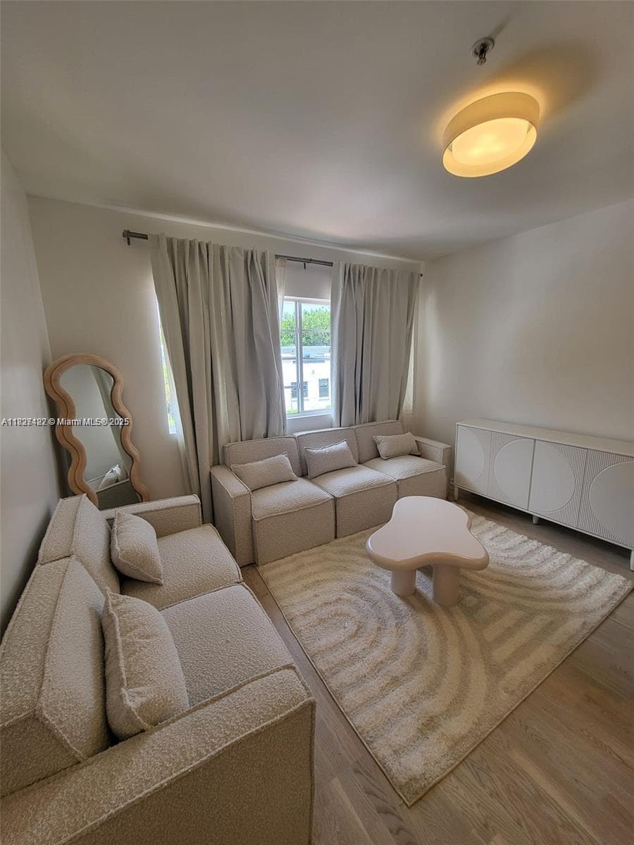 810 7th St # 206, Miami Beach FL 33139