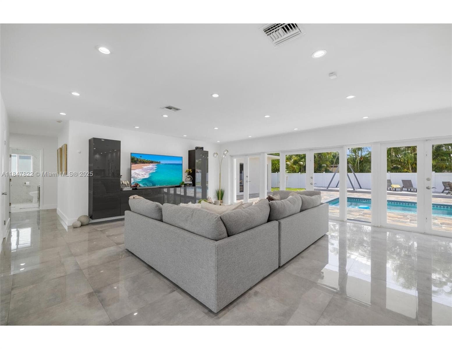 19810 NE 22nd av, Miami FL 33180