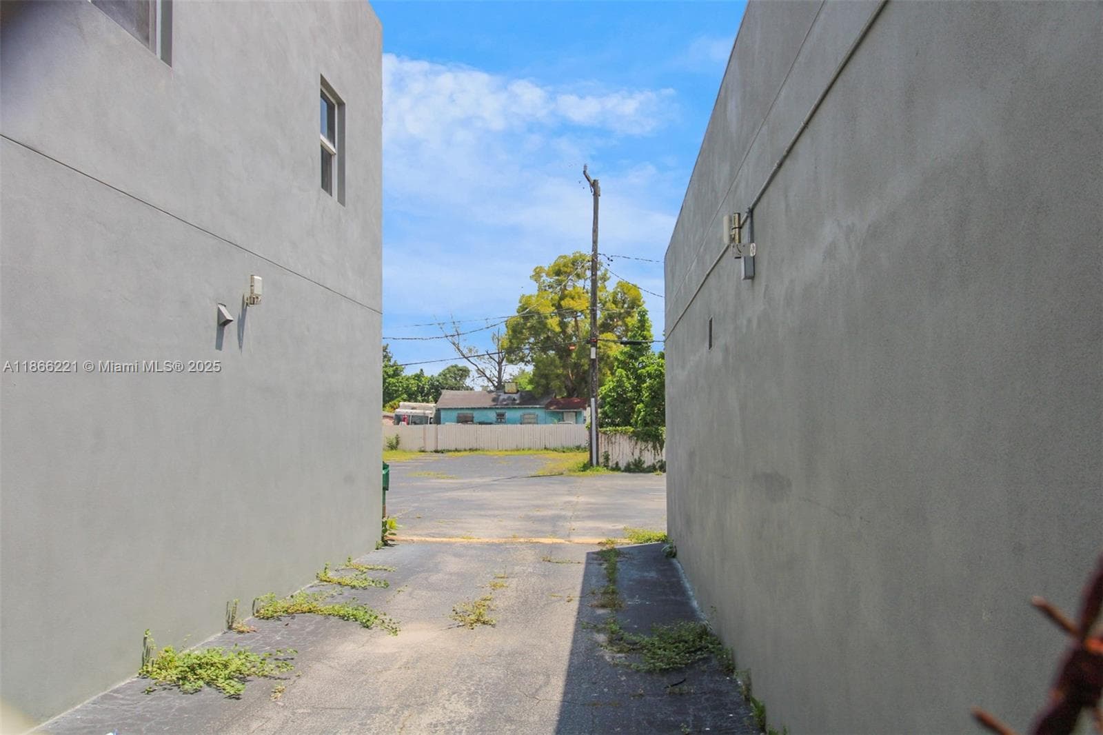 3267 NW 35th St, Miami FL 33142