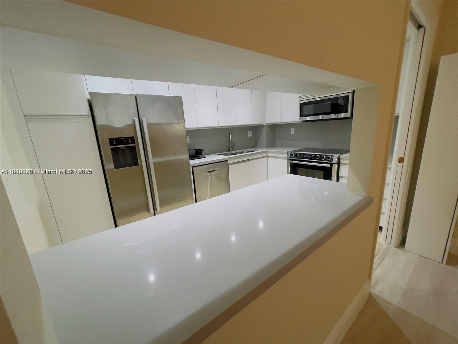 2000 Towerside # 309, Miami FL 33138