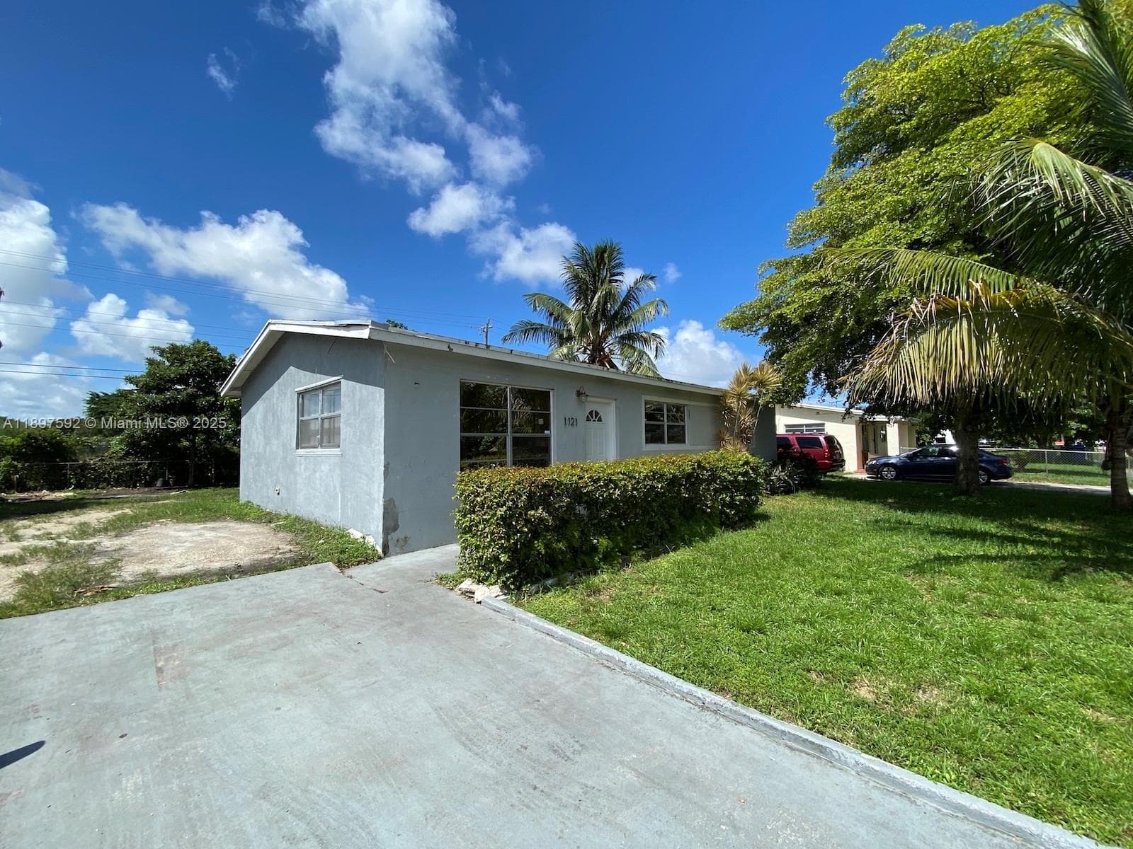 1121 NE 214th St, Miami FL 33179