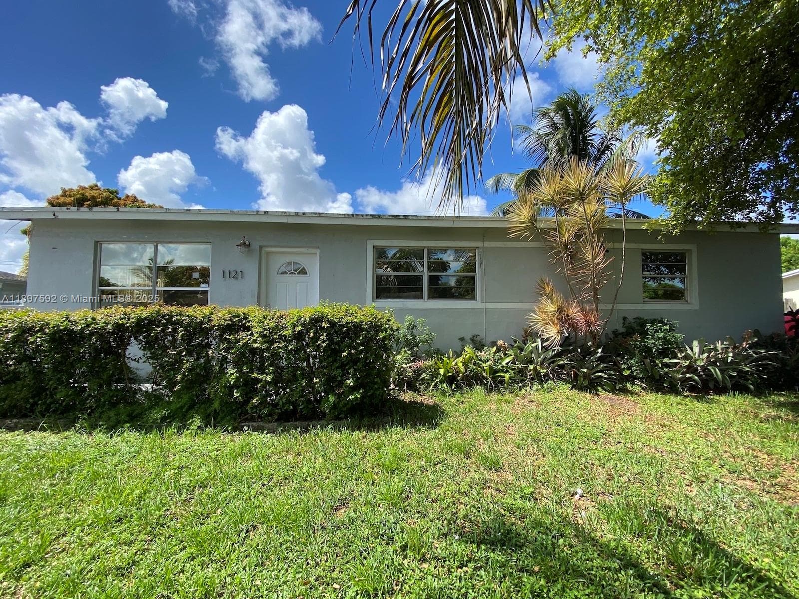1121 NE 214th St, Miami FL 33179