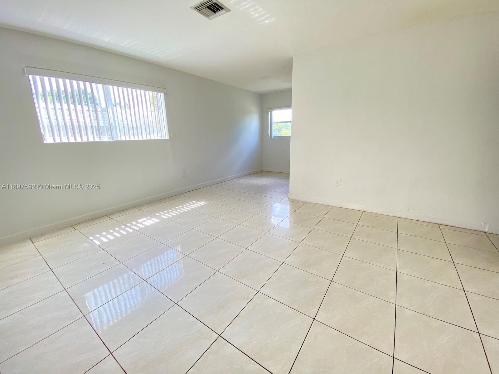1121 NE 214th St, Miami FL 33179