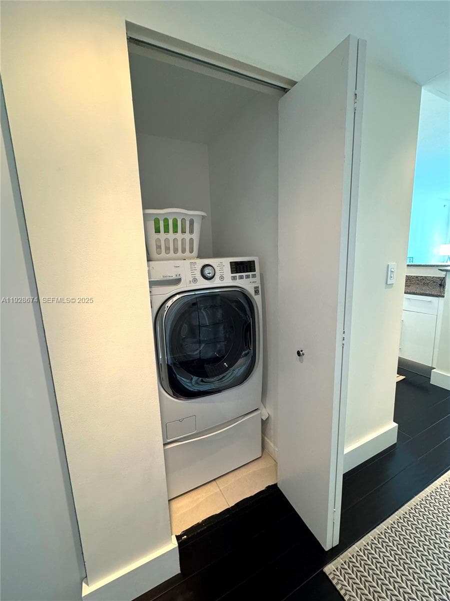 335 S Biscayne Blvd # 2403, Miami FL 33131