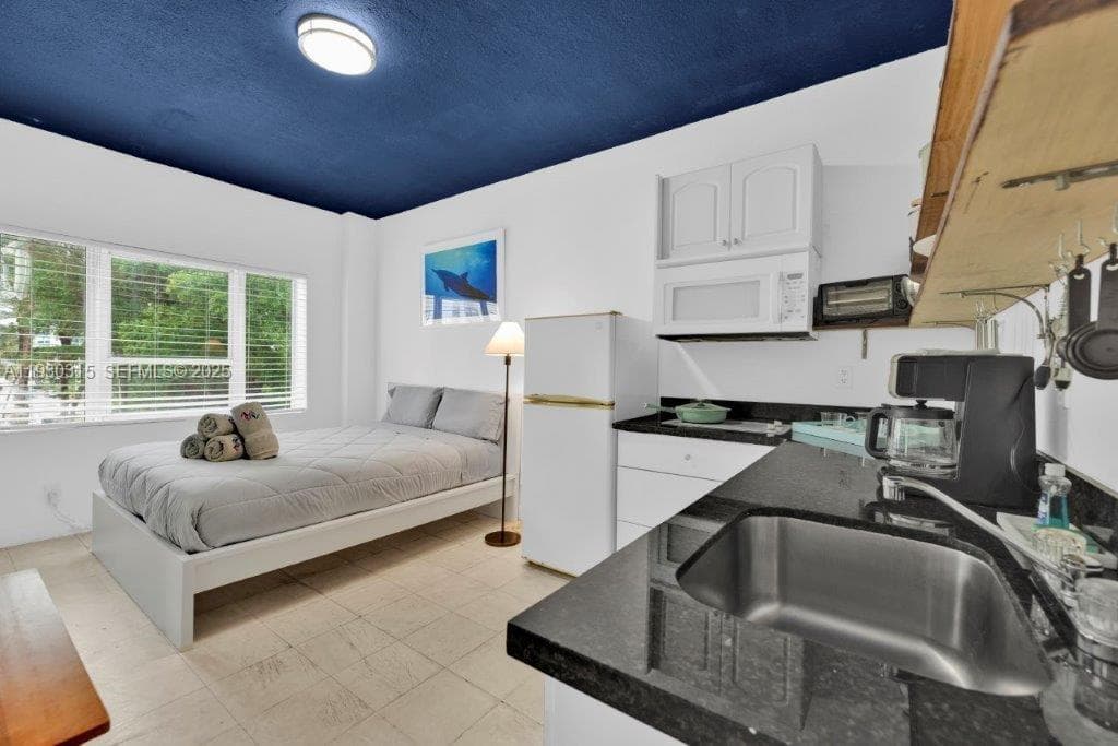 255 W 24th St # 302, Miami Beach FL 33140