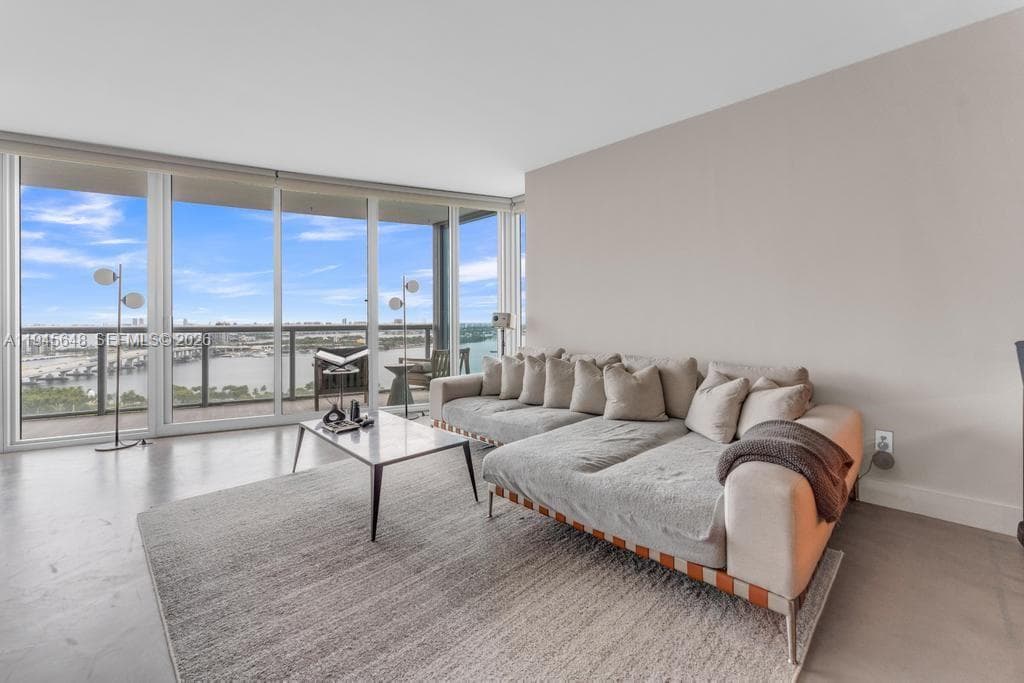 888 Biscayne Blvd # 2409, Miami FL 33132