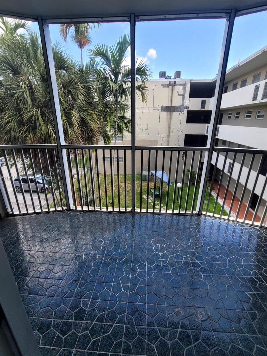 1690 NE 191st St # 1, Miami FL 33179