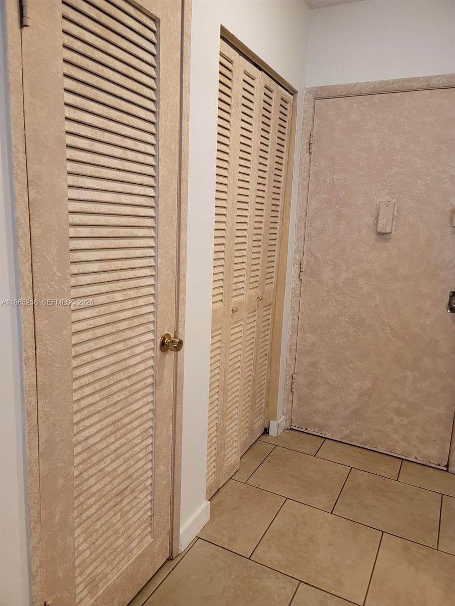 1690 NE 191st St # 1, Miami FL 33179