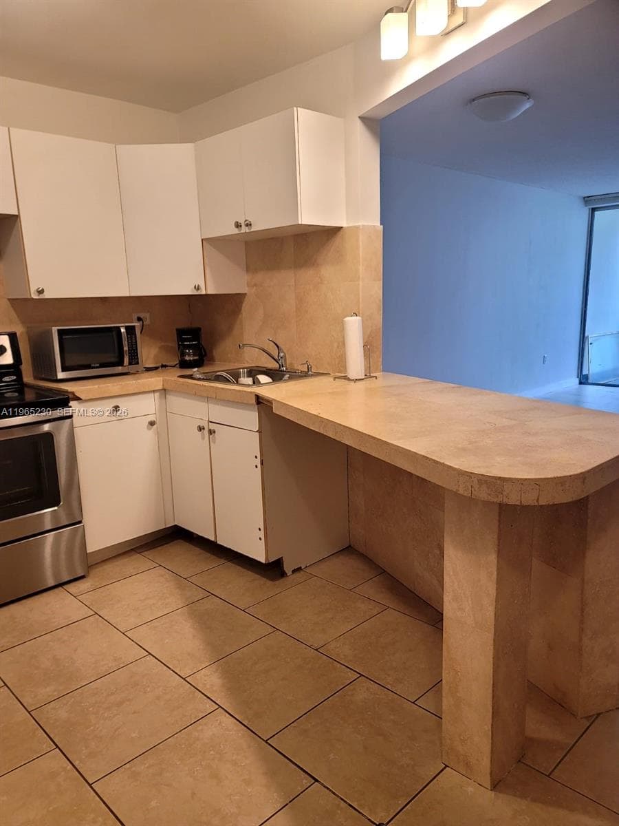 1690 NE 191st St # 1, Miami FL 33179