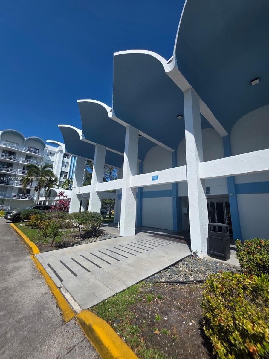 486 NW 165th St Rd # 405, Miami FL 33169