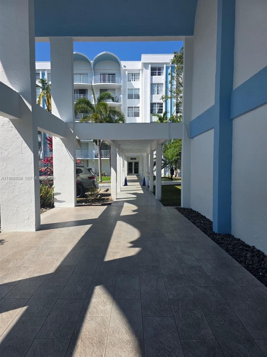 486 NW 165th St Rd # 405, Miami FL 33169