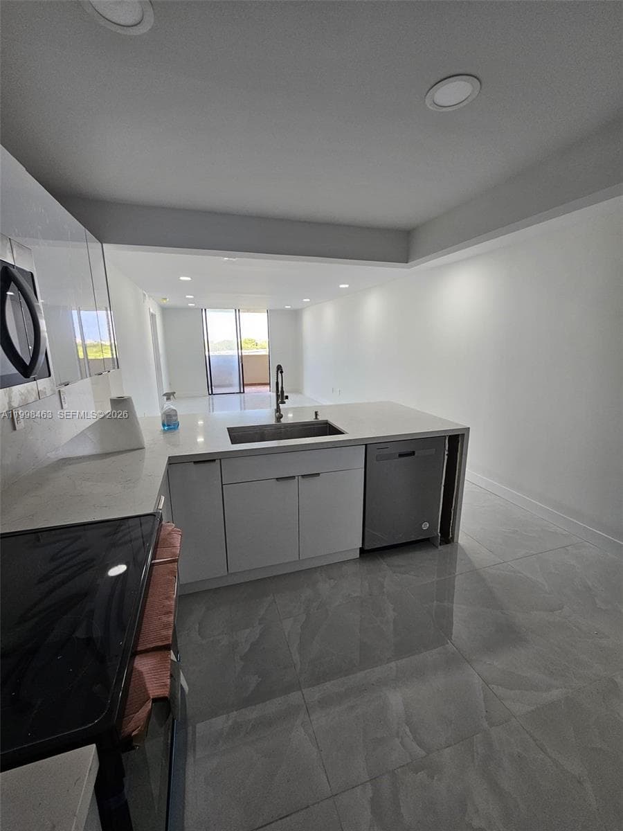 7125 Bay Dr # 506, Miami Beach FL 33141