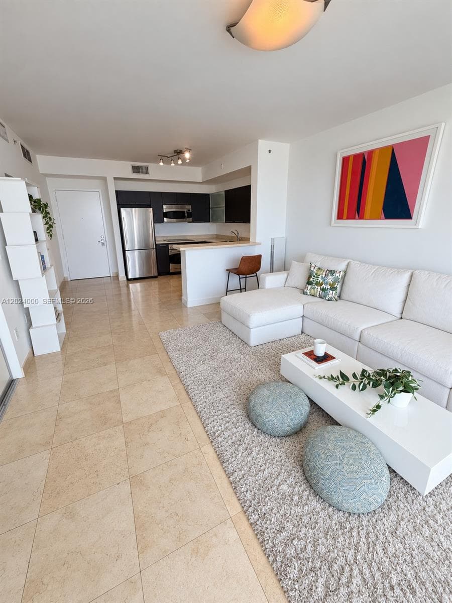 90 SW 3rd St # 1811, Miami FL 33130