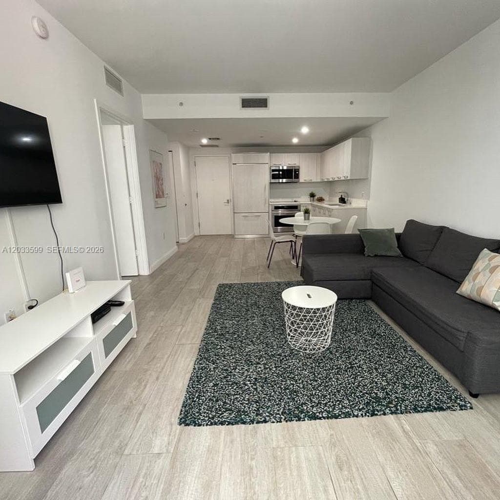 45 SW 9th St # 1407, Miami FL 33130