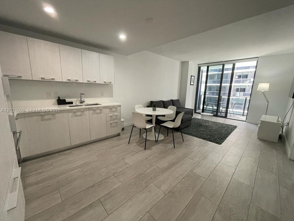 45 SW 9th St # 1407, Miami FL 33130