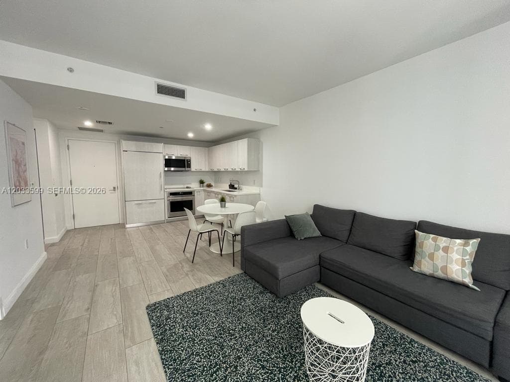 45 SW 9th St # 1407, Miami FL 33130