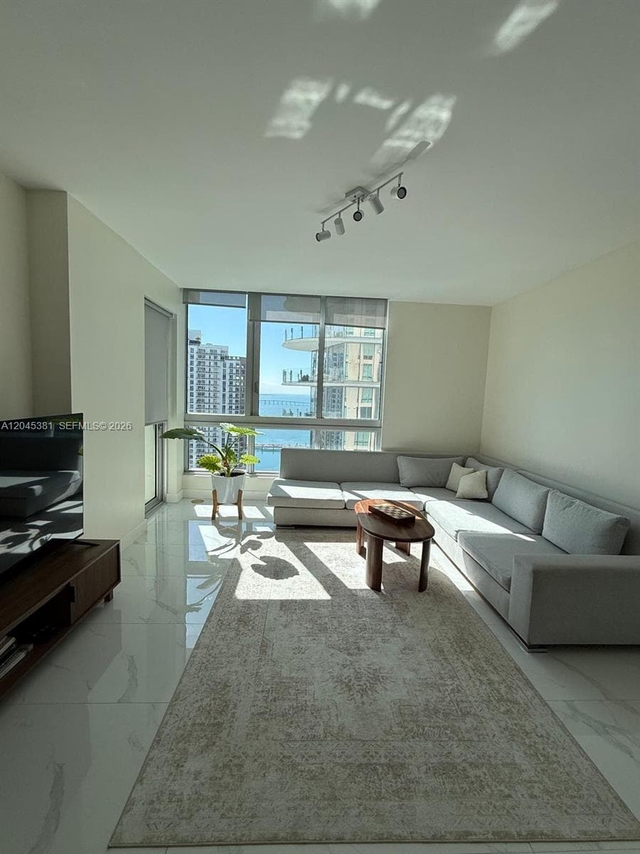 300 S Biscayne Blvd # 2806, Miami FL 33131