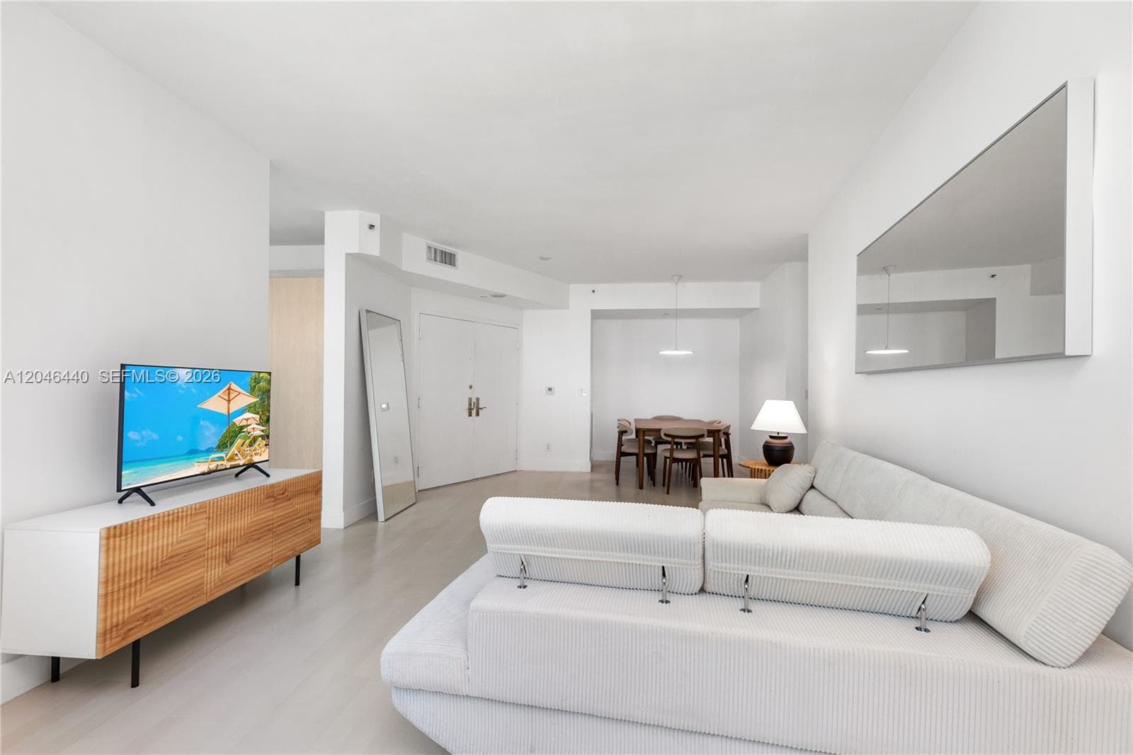 300 S Pointe Dr # 907, Miami Beach FL 33139