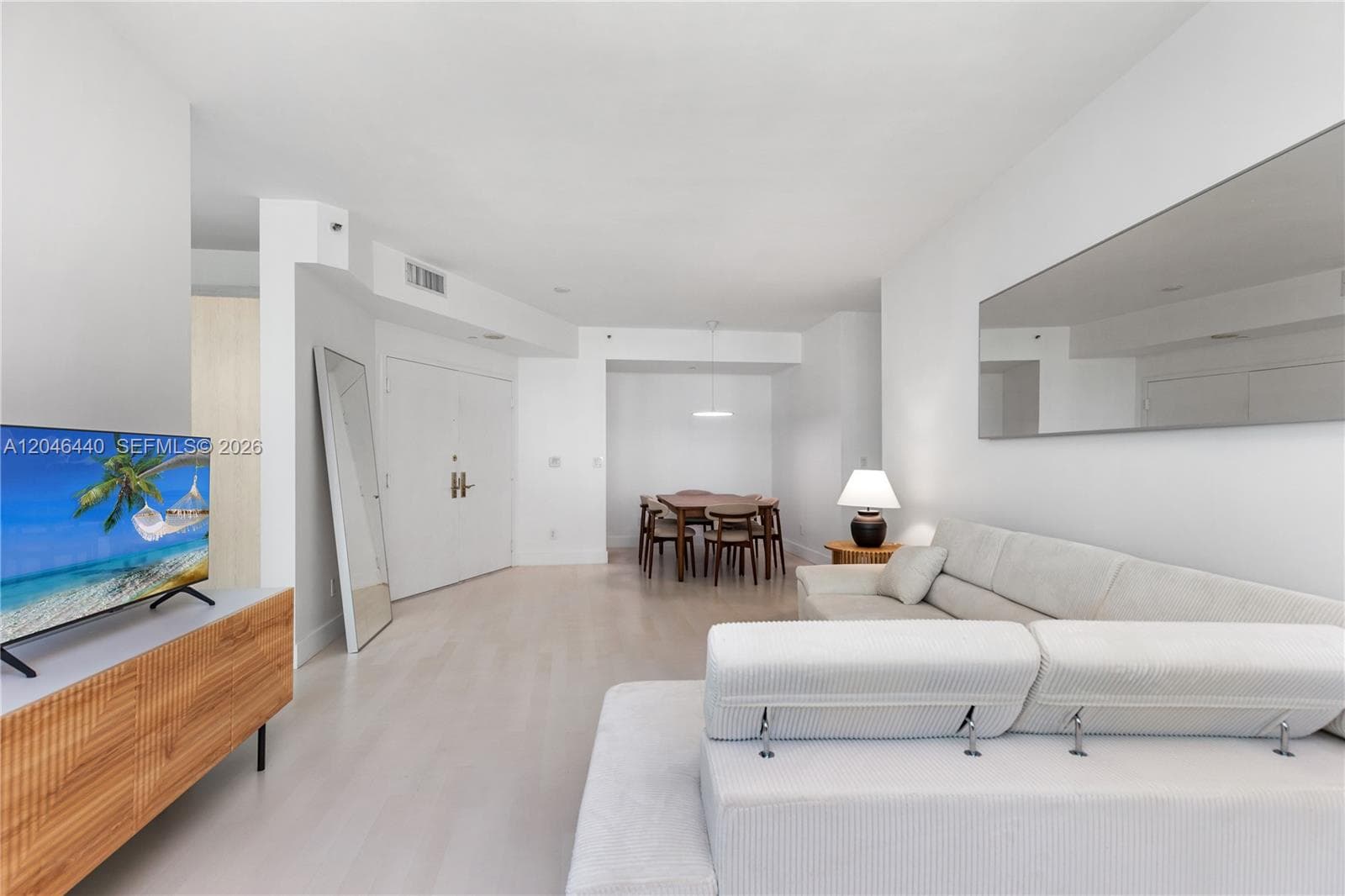 300 S Pointe Dr # 907, Miami Beach FL 33139