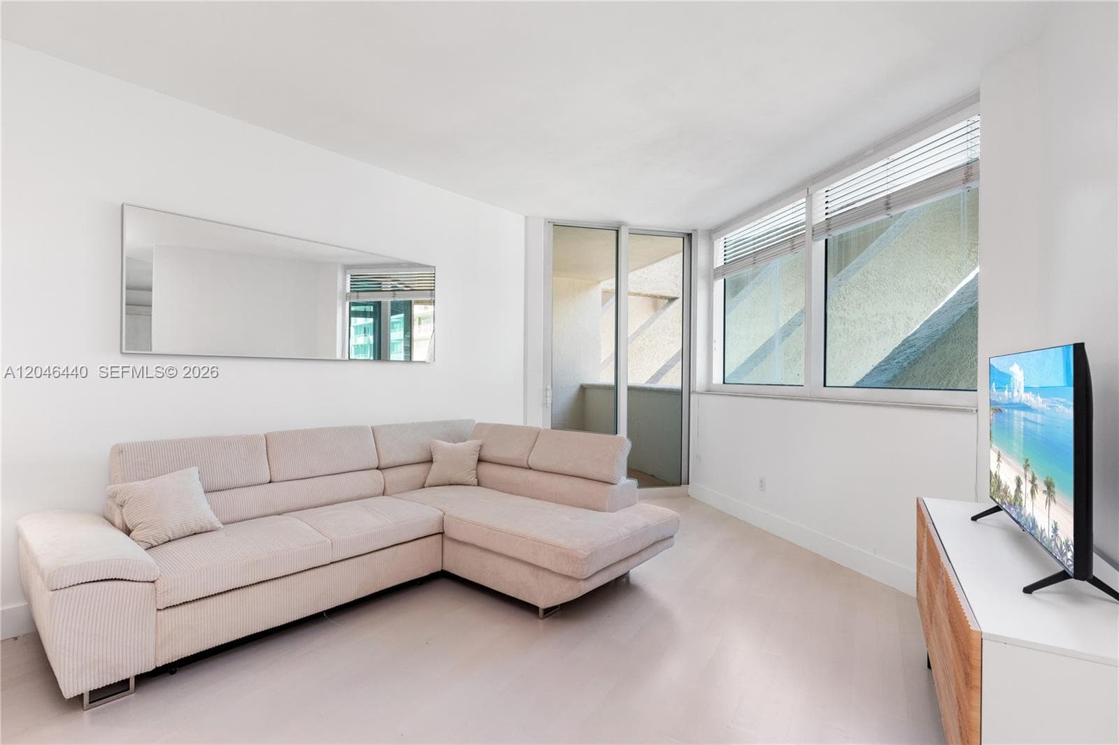 300 S Pointe Dr # 907, Miami Beach FL 33139