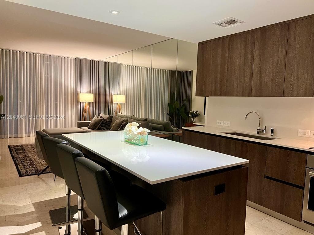 88 SW 7th St # 808, Miami FL 33130