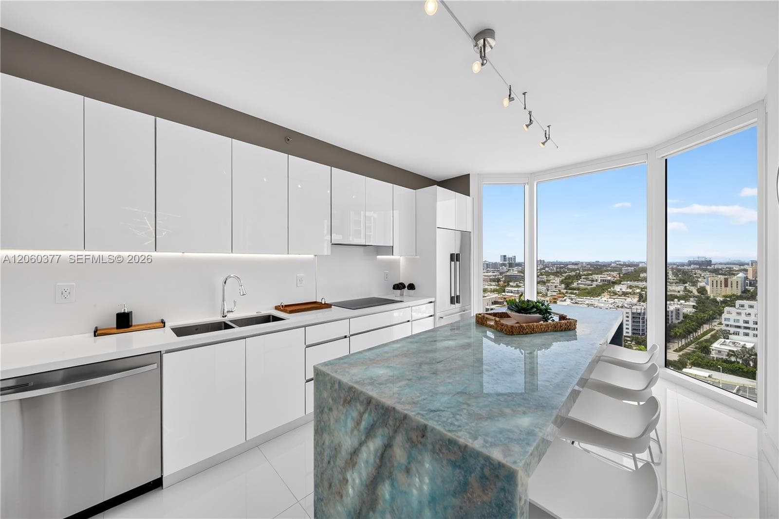 300 S Pointe Dr # 2104, Miami Beach FL 33139