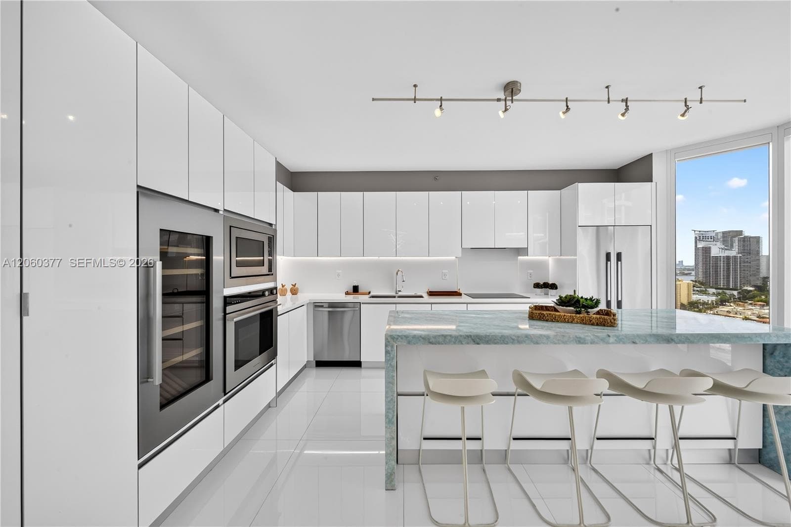 300 S Pointe Dr # 2104, Miami Beach FL 33139