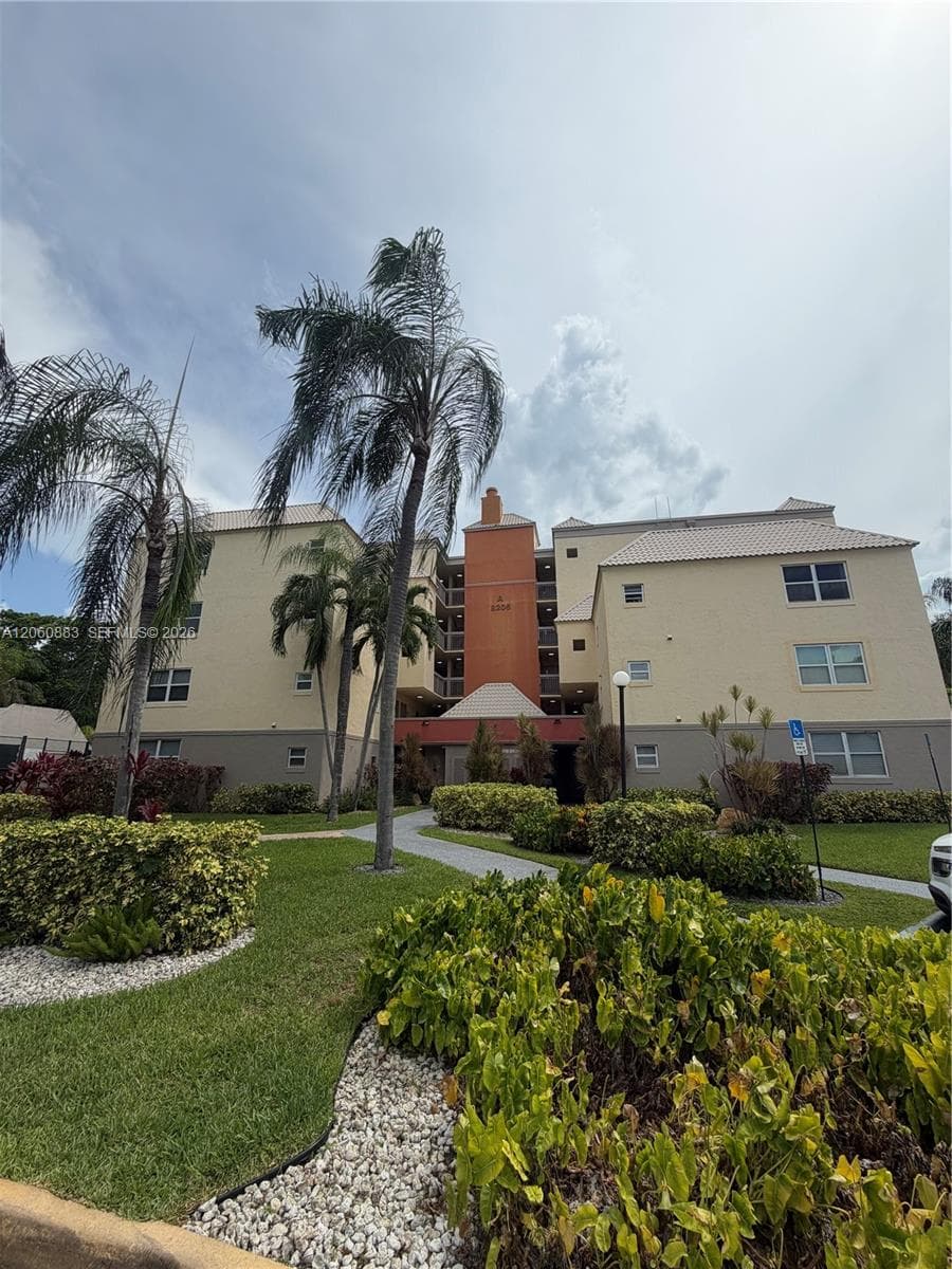 8205 Lake Dr # 306, Doral FL 33166