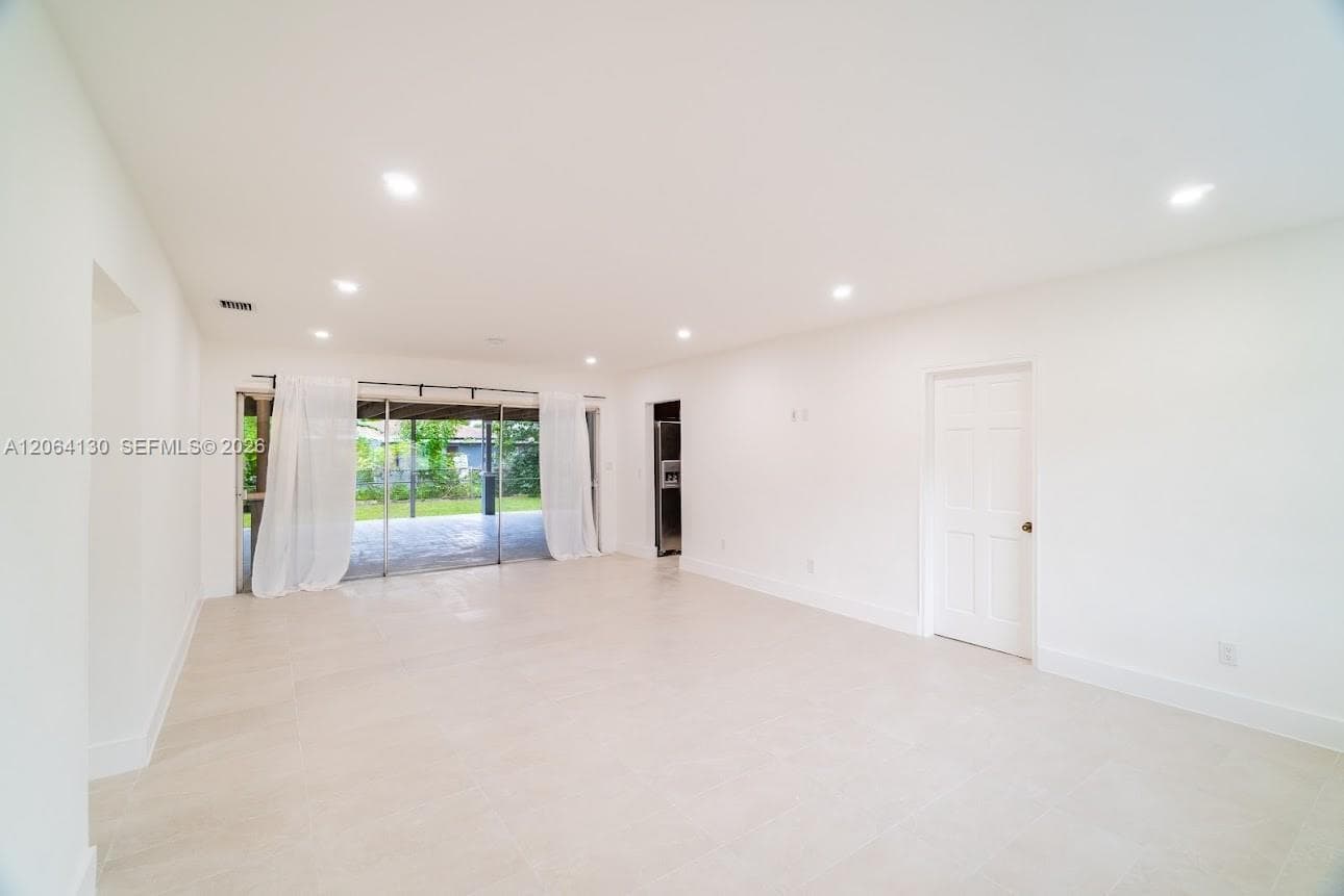 320 NE 160th St, Miami FL 33162