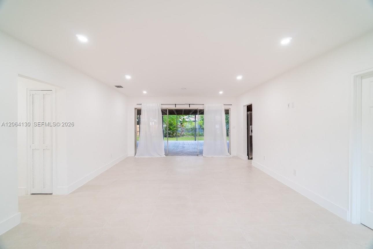 320 NE 160th St, Miami FL 33162