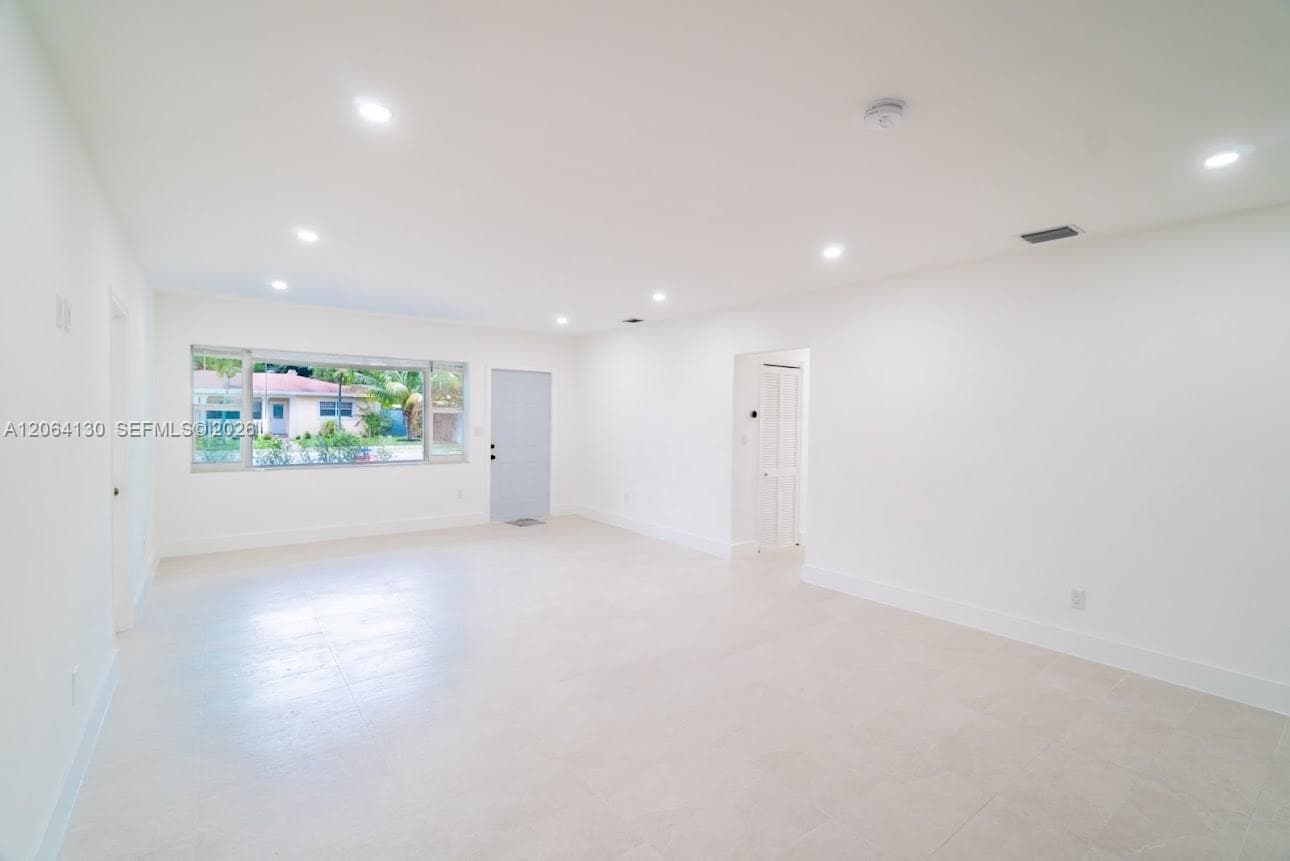 320 NE 160th St, Miami FL 33162