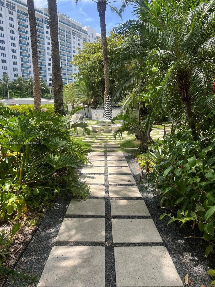 2421 Lake Pancoast Dr # 4D, Miami Beach FL 33140