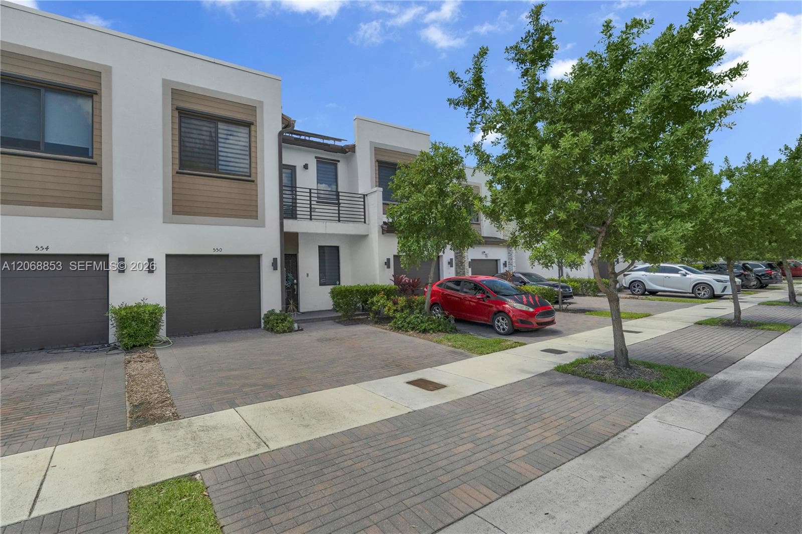 550 NE 207th St, Miami FL 33179