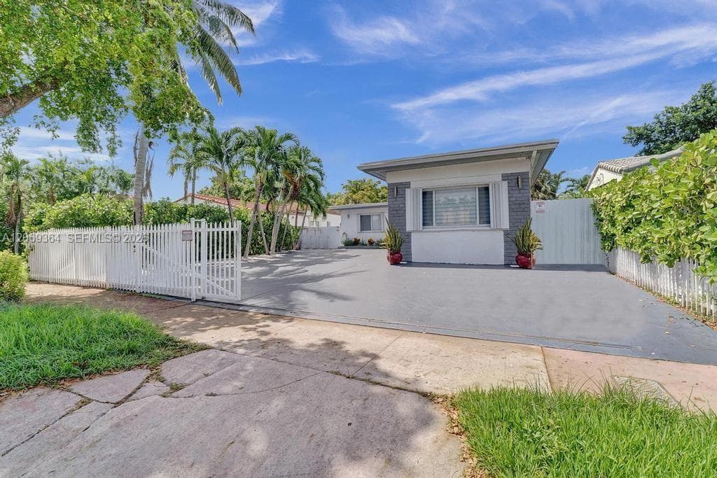 1750 71st St, Miami Beach FL 33141
