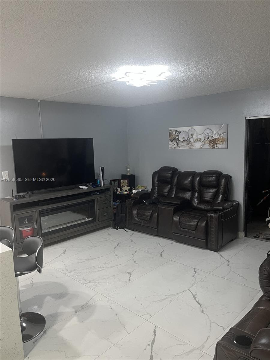 819 NE 199th St # 101, Miami FL 33179