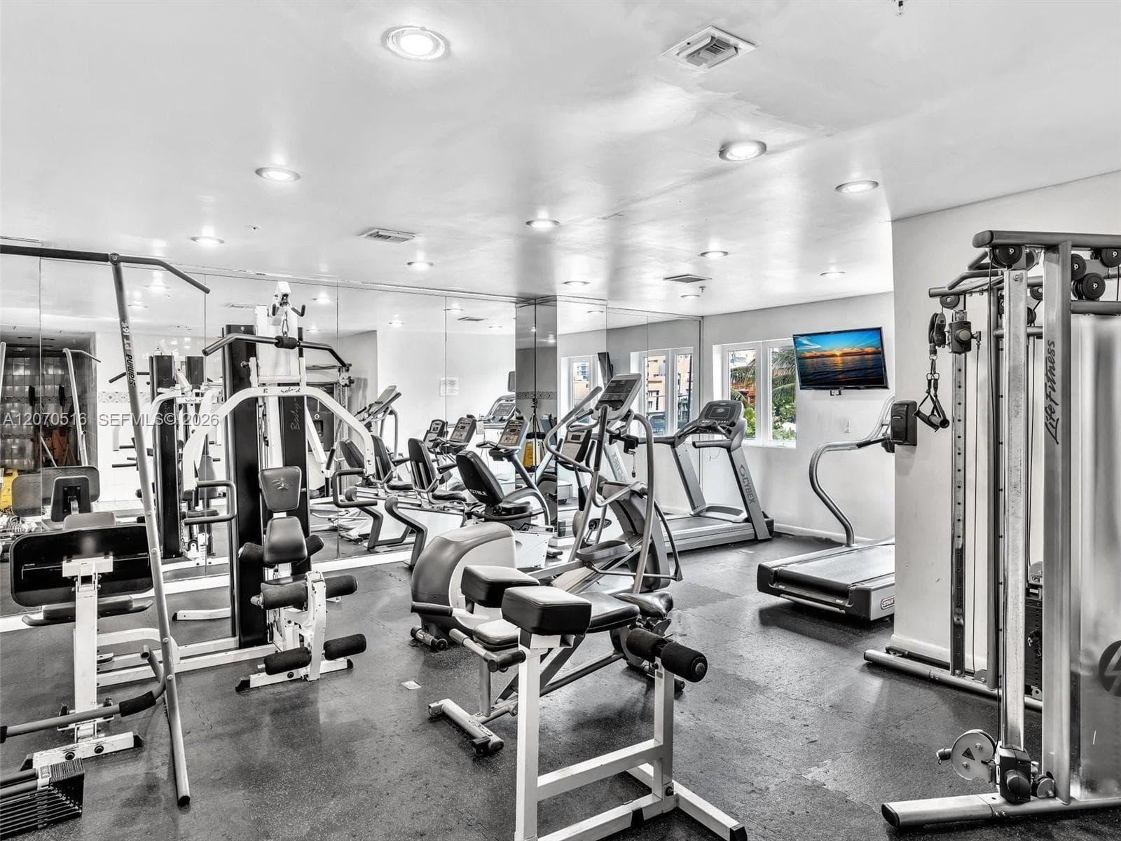 4101 Pine Tree Dr # 925, Miami Beach FL 33140