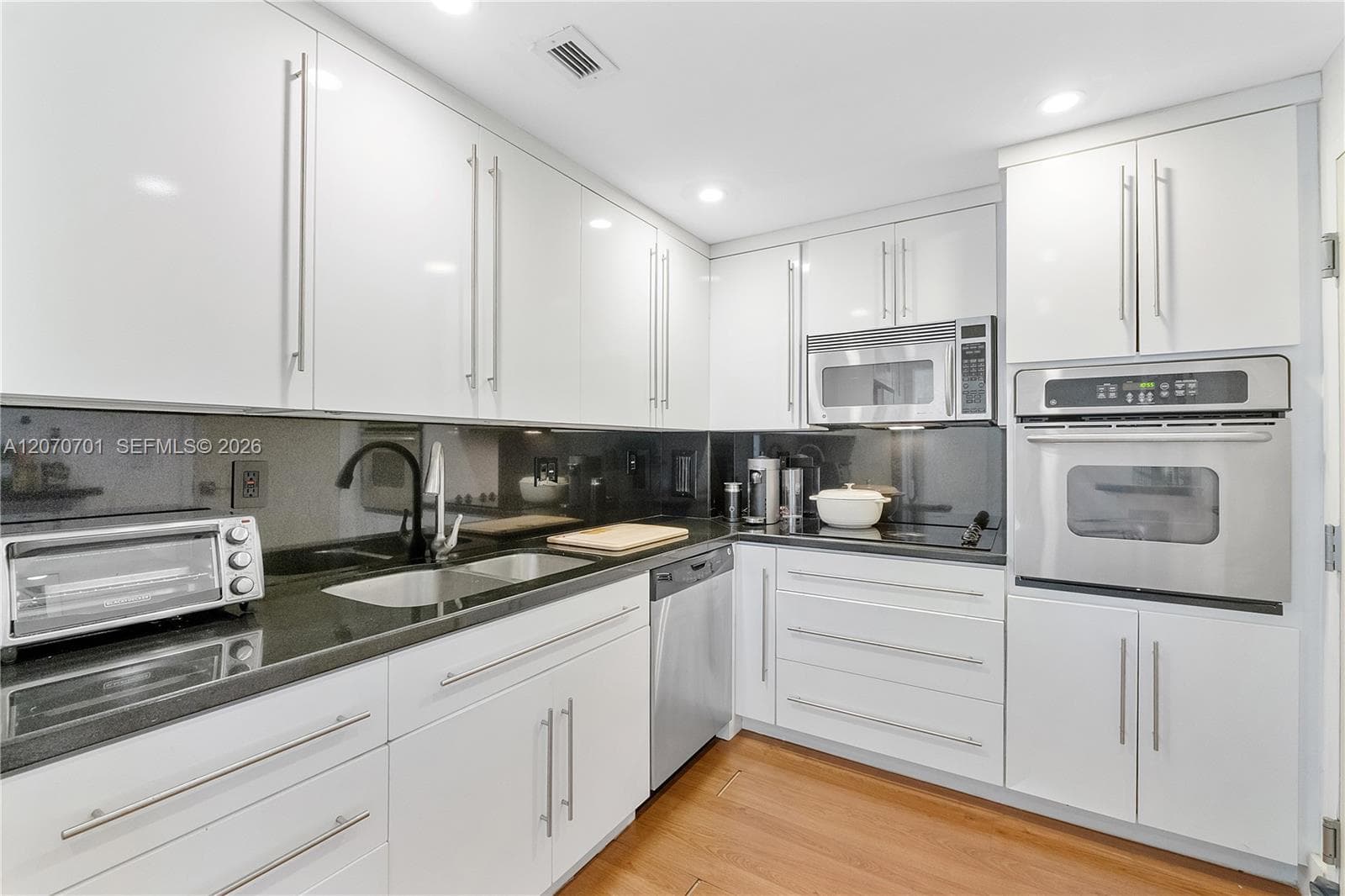 90 Edgewater Dr # 917, Coral Gables FL 33133