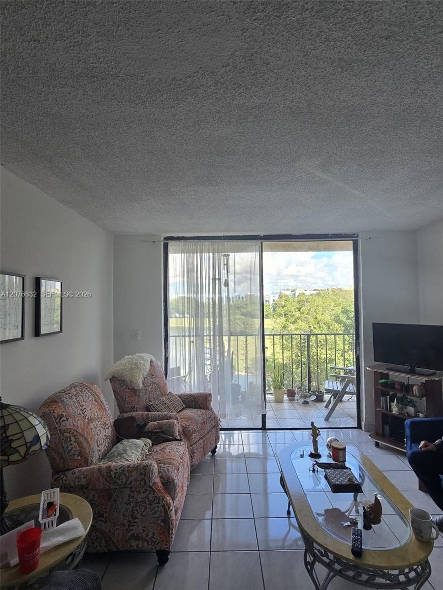 9688 Fontainebleau Blvd # 409, Miami FL 33172