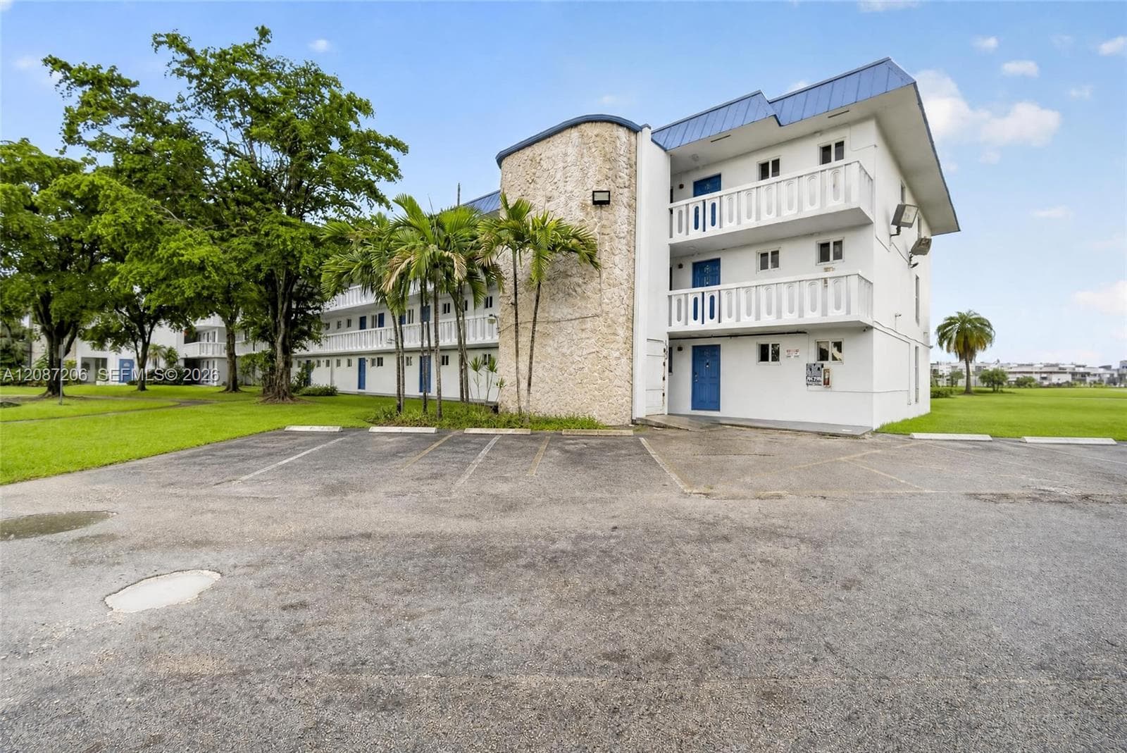 1000 NE 191st St # 14, Miami FL 33179