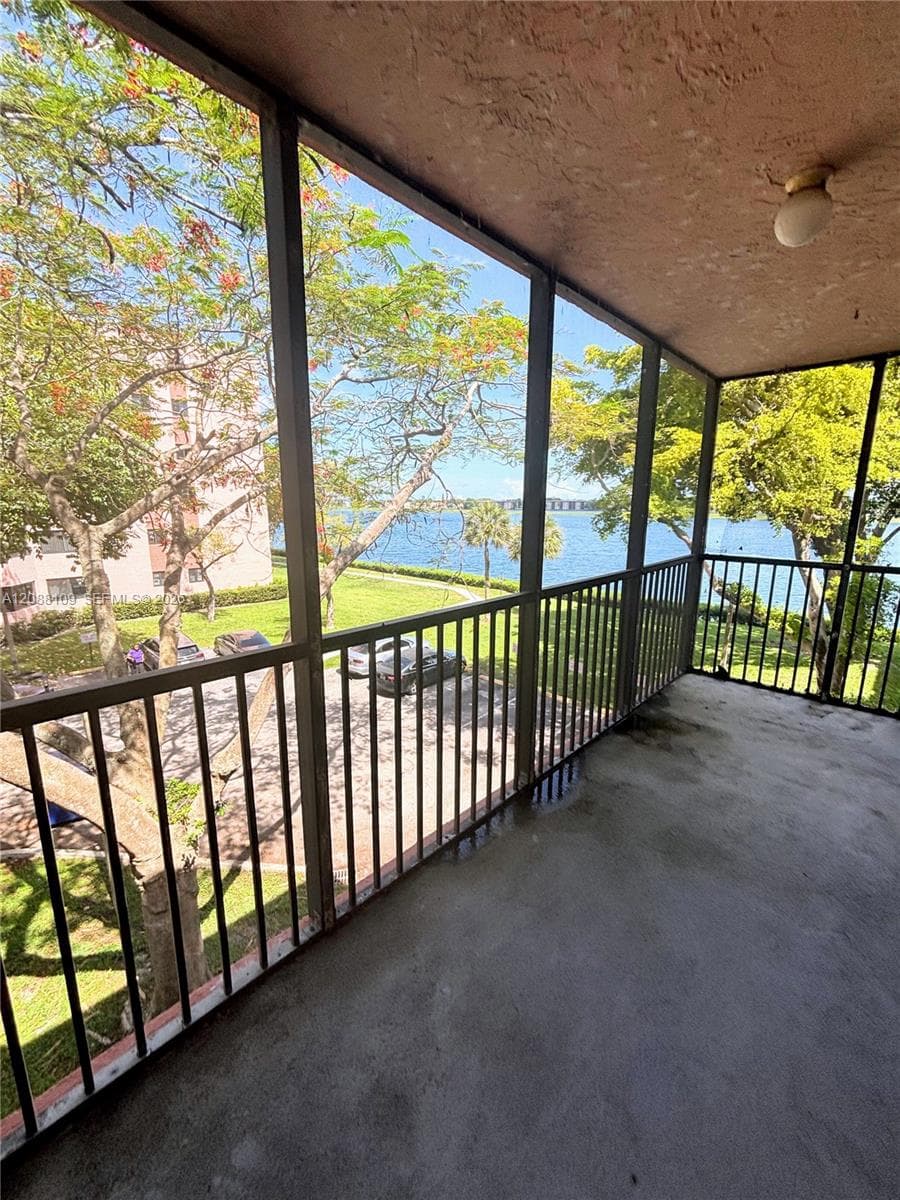 20860 San Simeon Way # 6, Miami FL 33179