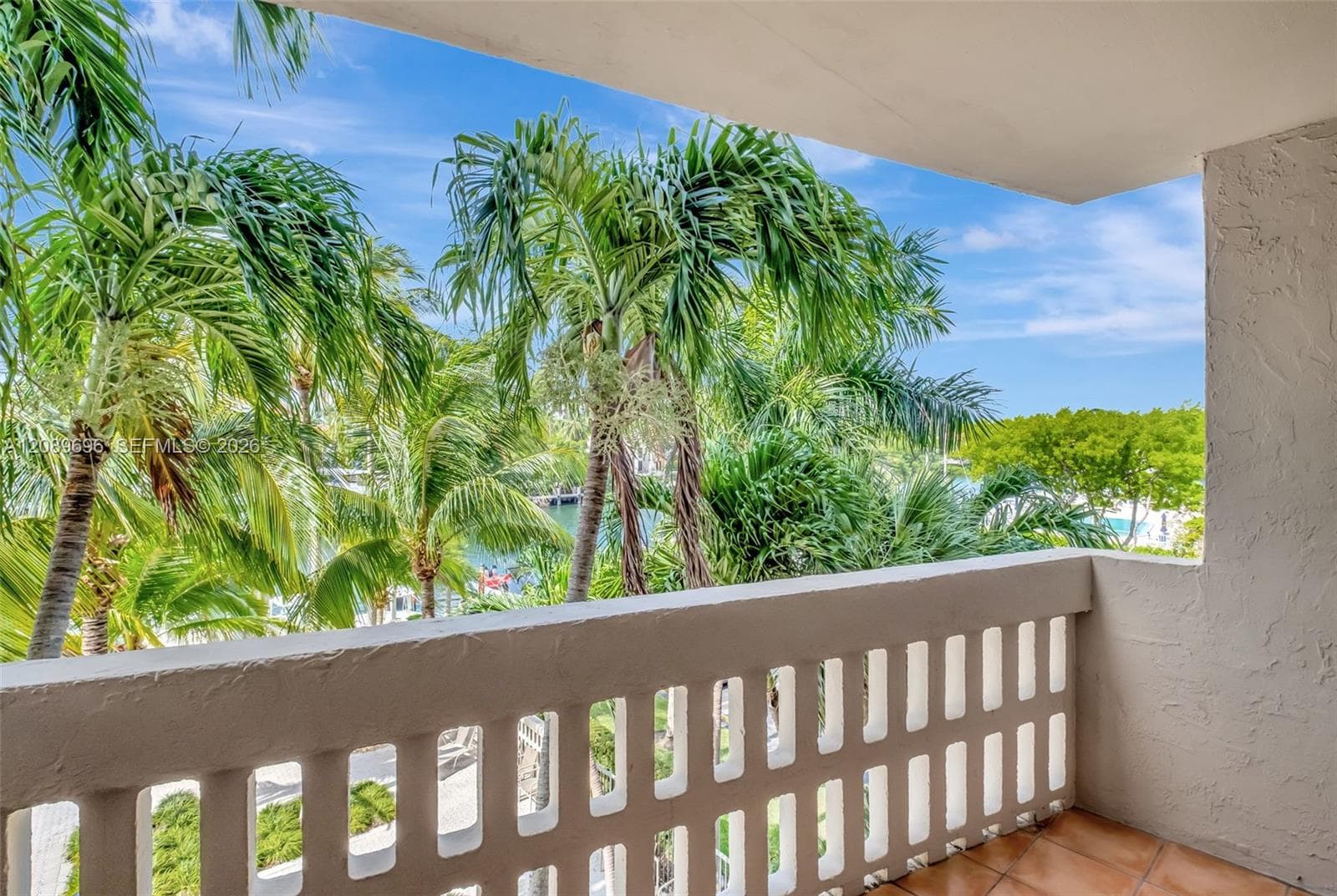 90 Edgewater Dr # 327, Coral Gables FL 33133