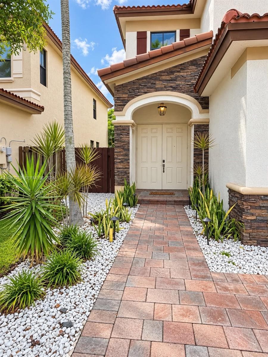 8830 NW 101st Pl, Doral FL 33178