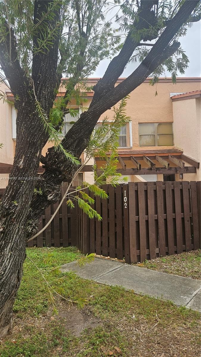 445 W Park Dr # 4, Miami FL 33172