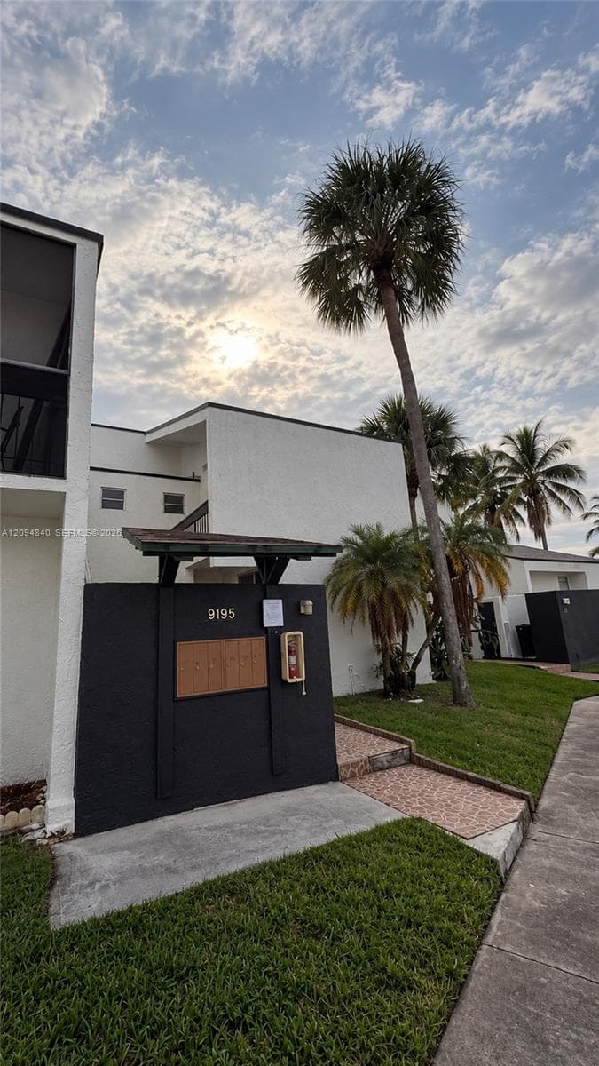 9195 Fontainebleau Blvd # 4, Miami FL 33172